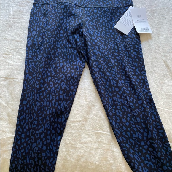 NWT Athleta Salutation Stash pocket 7/8 tight size L - Picture 2 of 4